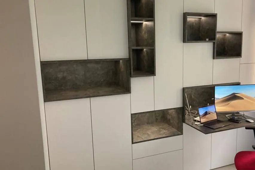 Office wall unit with stone-effect niches and an integrated desk